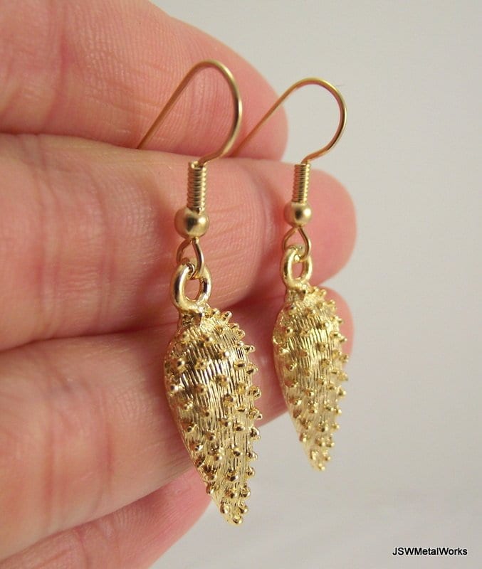 Spiky Gold Teardrop Ohrringe, Goldener Texturierter Schmuck, Geschenk Für Sie Unter 25 von JSWMetalWorks