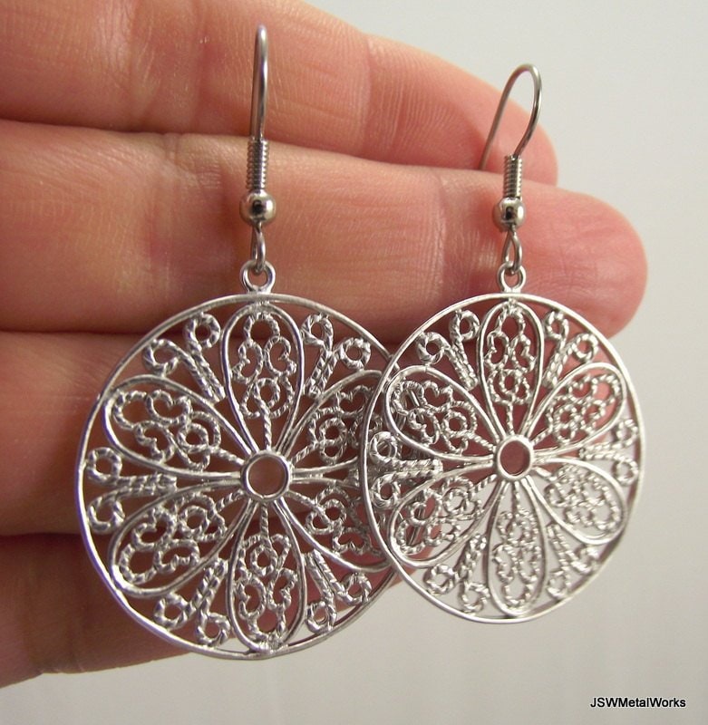 Verzierte Runde Silberne Filigrane Medaillon-Ohrringe, Geschenk Für Frauen Unter 25 von JSWMetalWorks