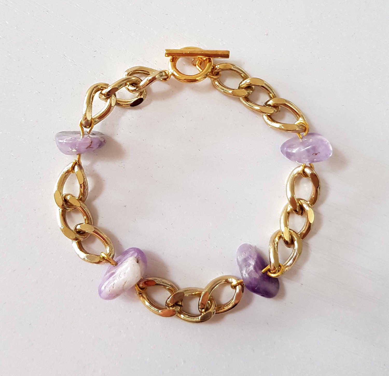 Amethyst Edelsteine & Gold Kette Statement Armband Amethyst Edelsteine & Gold Kette Statement Armband von JSinclairJewellery