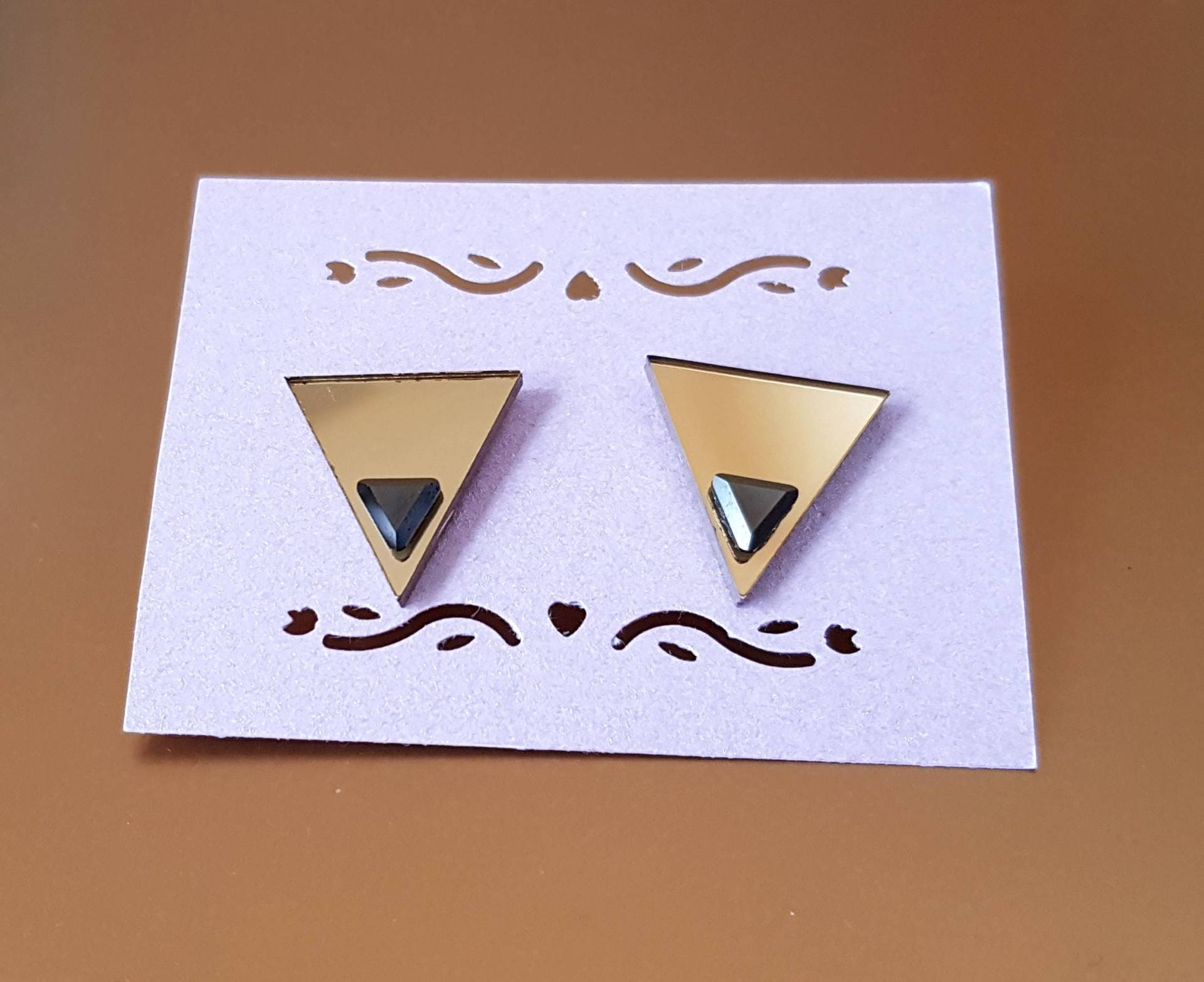 Art Deco Inspirierte Goldene Dreieck Ohrstecker Art Deco Inspirierte Goldene Dreieck Ohrstecker von JSinclairJewellery