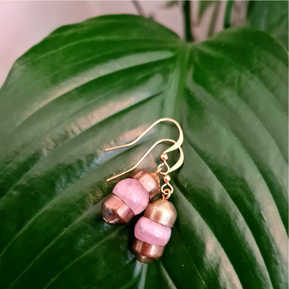 Kapsel Rosenquarz & Gold Platte Kleine Tropfen Ohrringe Kapsel Rosenquarz & Gold Platte Kleine Tropfen Ohrringe von JSinclairJewellery
