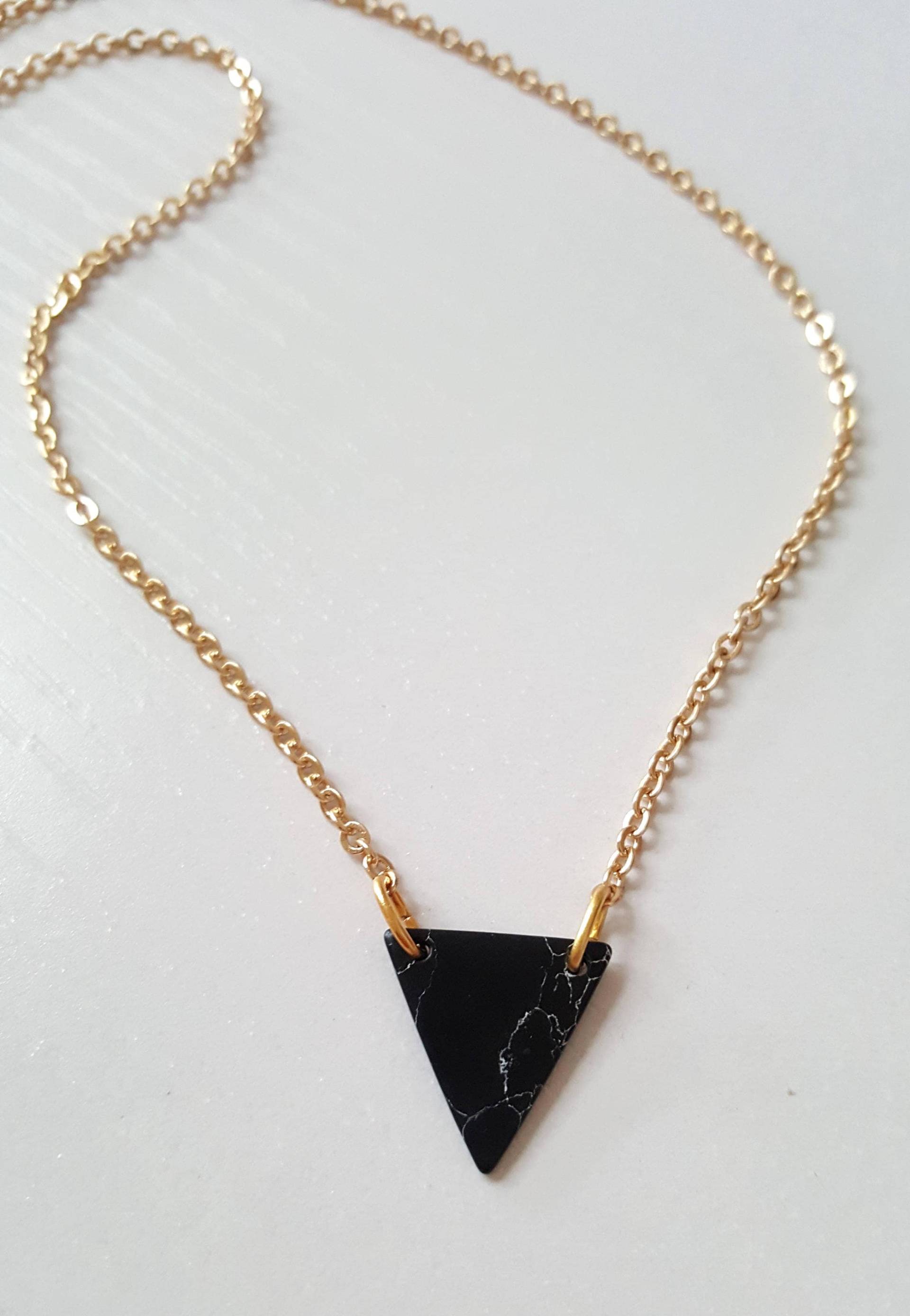 Kleine Schwarze Marmor Dreieck & Gold Platte Halskette - Neu Kleine Schwarze Marmor Dreieck & Gold Platte Halskette - Neu von JSinclairJewellery
