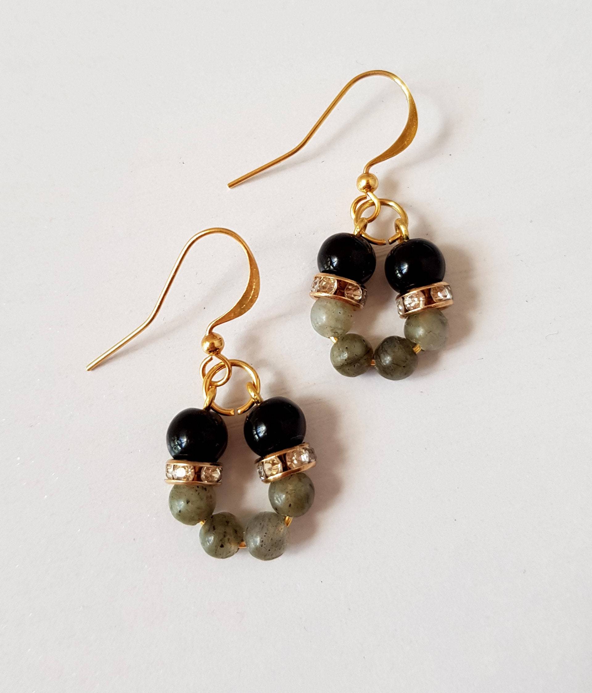 Labradorit Perle Und Schwarze Kleine Gold Tropfen Ohrringe Labradorit Perle Und Schwarze Kleine Gold Tropfen Ohrringe von JSinclairJewellery