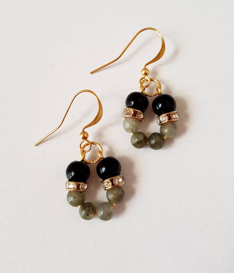 Labradorit Perle Und Schwarze Kleine Gold Tropfen Ohrringe Labradorit Perle Und Schwarze Kleine Gold Tropfen Ohrringe von JSinclairJewellery