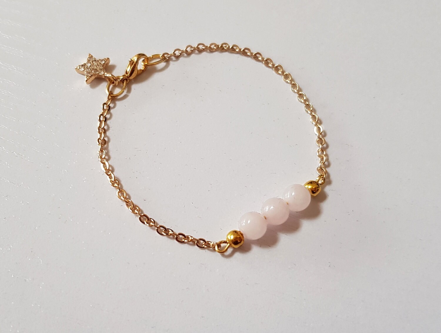 Rosenquarz Edelstein & Gold Bettelarmband Rosenquarz Edelstein & Gold Bettelarmband von JSinclairJewellery