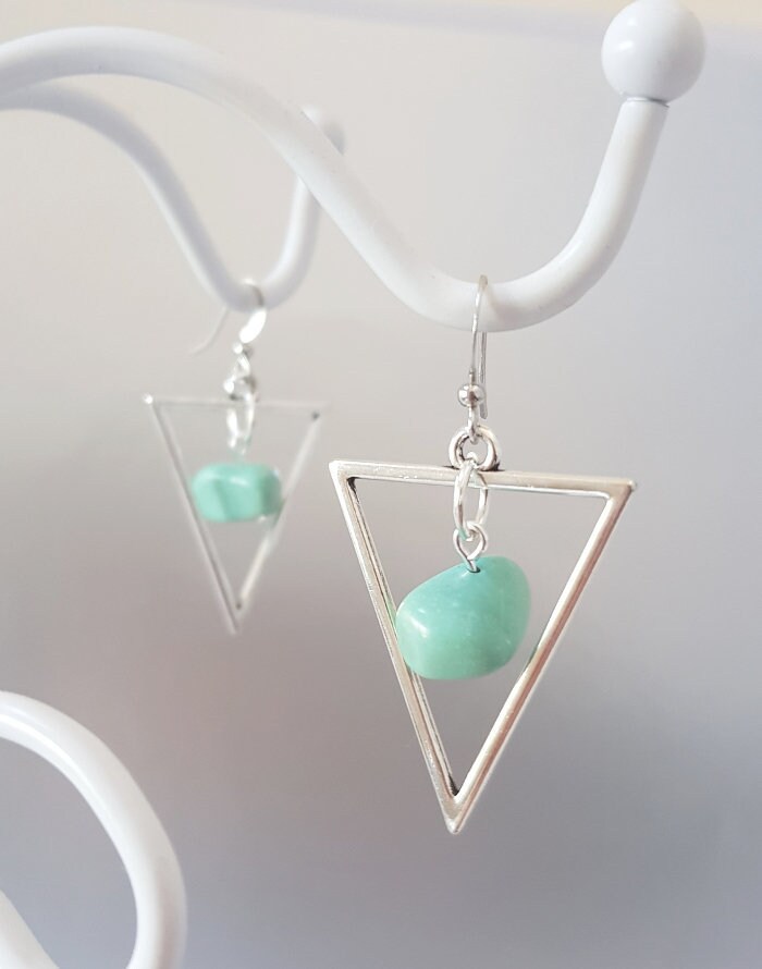Wunderschöne Türkis Edelsteine Und Silber Dreieck Ohrringe Wunderschöne Türkis Edelsteine Und Silber Dreieck Ohrringe von JSinclairJewellery