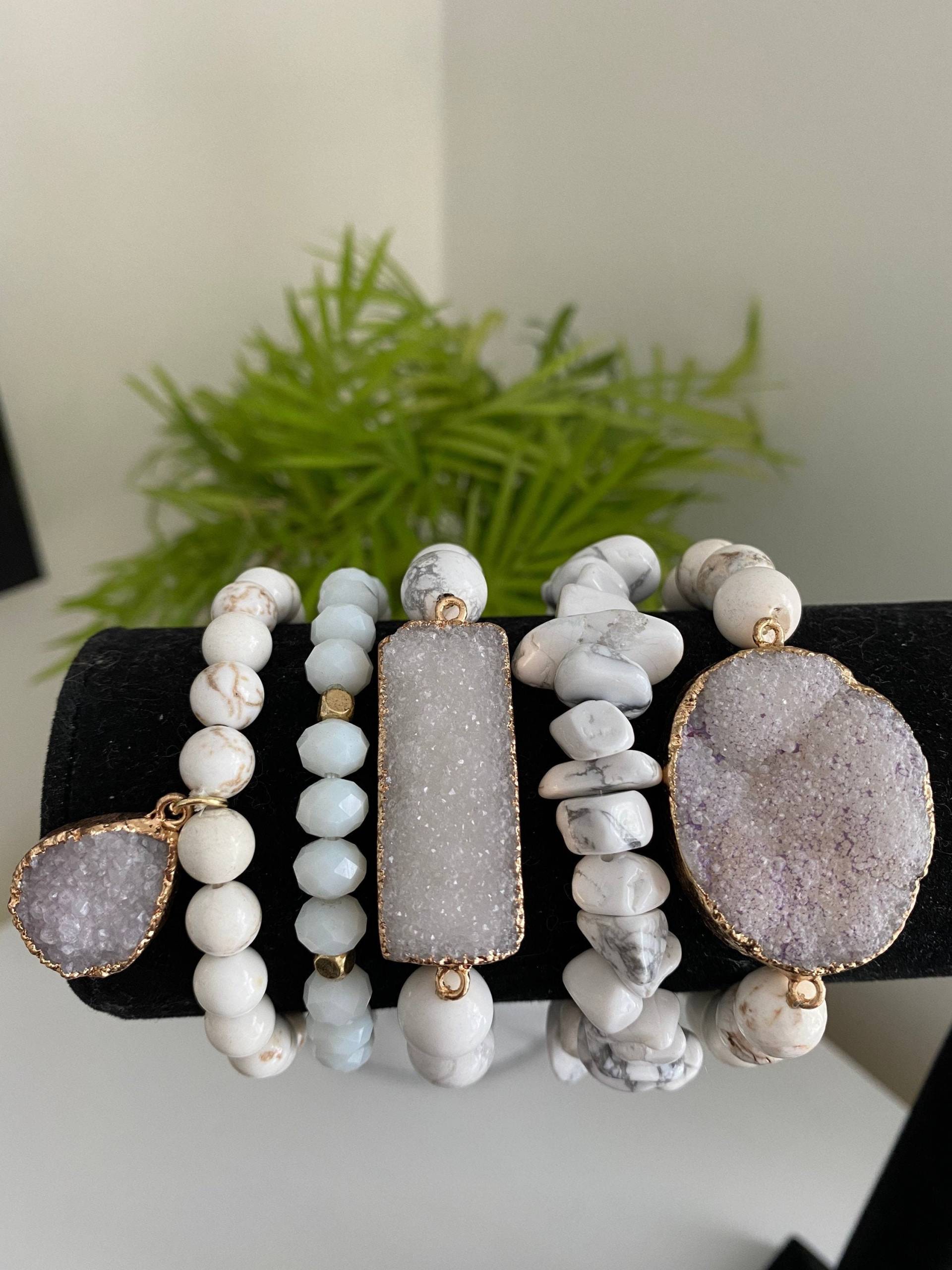 Weißes Stack Bead Armband - Halbedelstein Layering Set-Boho Armband-Natursteine-Stretch Armband-Frauen-Geschenk Weißes Stack Bead Armband - Halbedelstein Layering Set-Boho Armband-Natursteine-Stretch Armband-Frauen-Geschenk von JSjewelsAndCreations