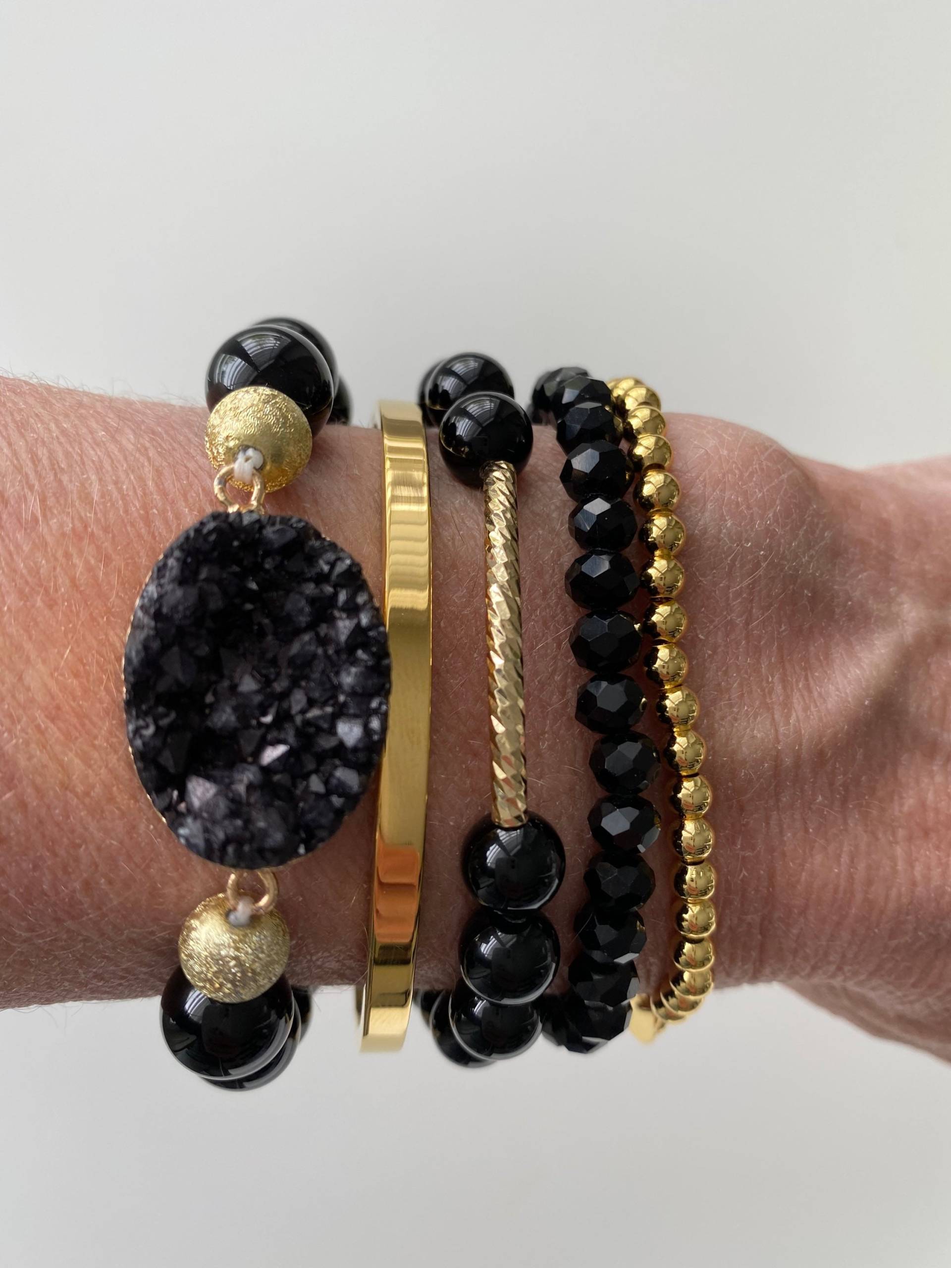 stapelarmband Set - Schwarz Gold Perlen Armband - Armreif - Natürliches Druzy - Damen Boho Geode Armband-Geschenk-Set stapelarmband Set - Schwarz Gold Perlen Armband - Armreif - Natürliches Druzy - Damen Boho Geode Armband-Geschenk-Set von JSjewelsAndCreations