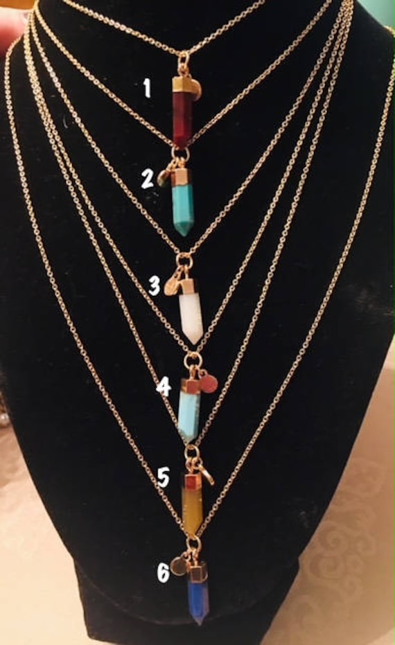Winzige Kristallähnliche Anhänger 6 Farben Zur Auswahl Gold Kette Acryl Kristall Halskette. Blau, Petrol, Weiß Burgund Kristalle Winzige Kristallähnliche Anhänger 6 Farben Zur Auswahl Gold Kette Acryl Kristall Halskette. Blau, Petrol, Weiß Burgund Kristalle von JStoneBeadingHearts