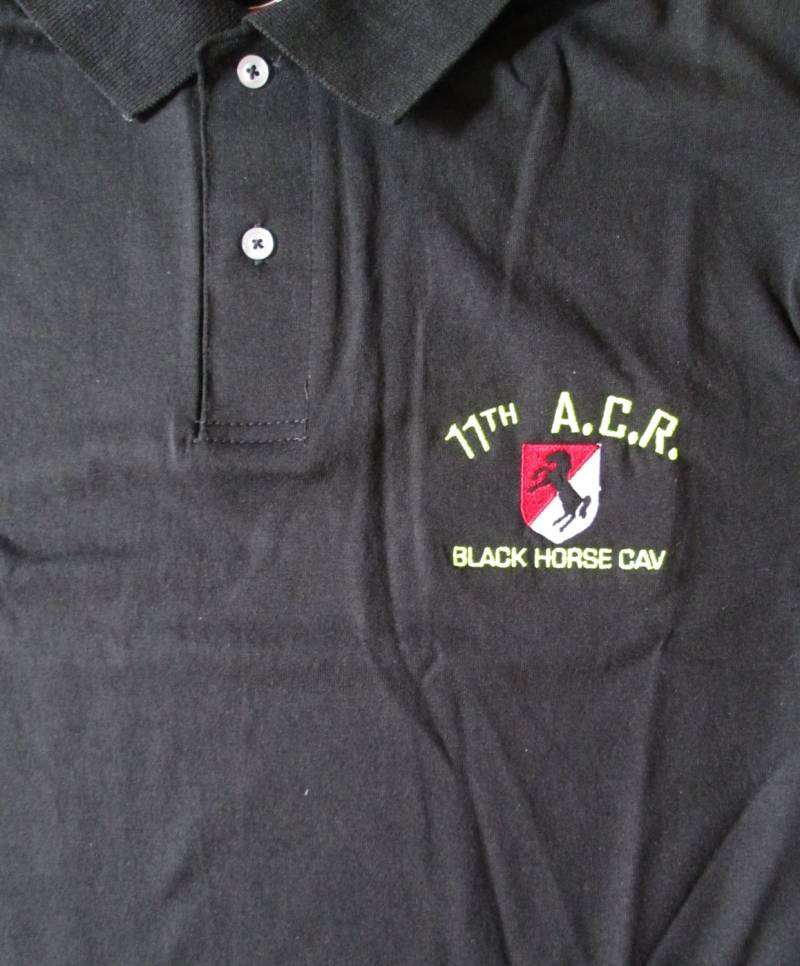 11Th Armored Kavalry Regiment " The Blackhorse Cav Besticktes Leichtes Schwarzes Poloshirt von JTKAMERICANAINC