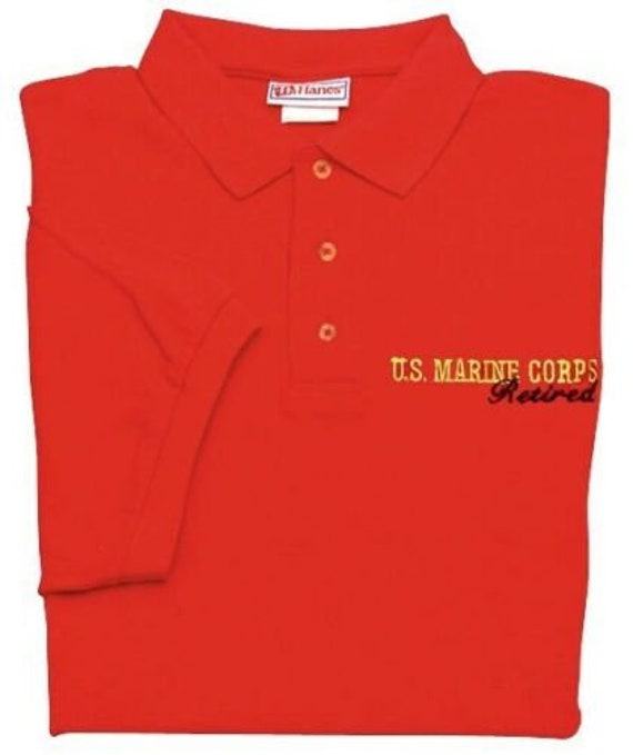 Marine Corps Retired Polo-Shirt Linke Brust " - Besticktes Marine-Rotes Polo-Golf-Shirt Offiziell Lizenziert von JTKAMERICANAINC