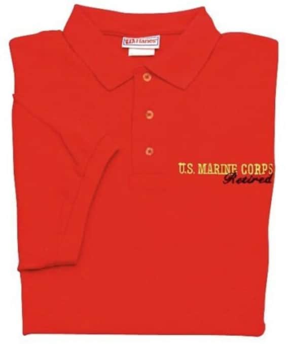 Marine Corps Retired Polo-Shirt Linke Brust " - Besticktes Marine-Rotes Polo-Golf-Shirt Offiziell Lizenziert von JTKAMERICANAINC