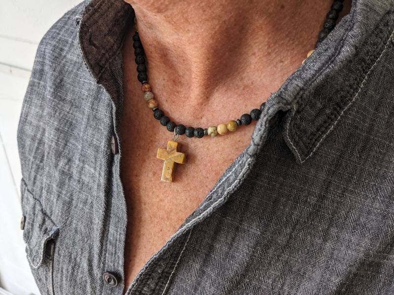 Herren Achat Kreuz Halskette Lavastein Perlen Religiöses Geschenk Herren Achat Kreuz Halskette Lavastein Perlen Religiöses Geschenk von JTMauiDesigns