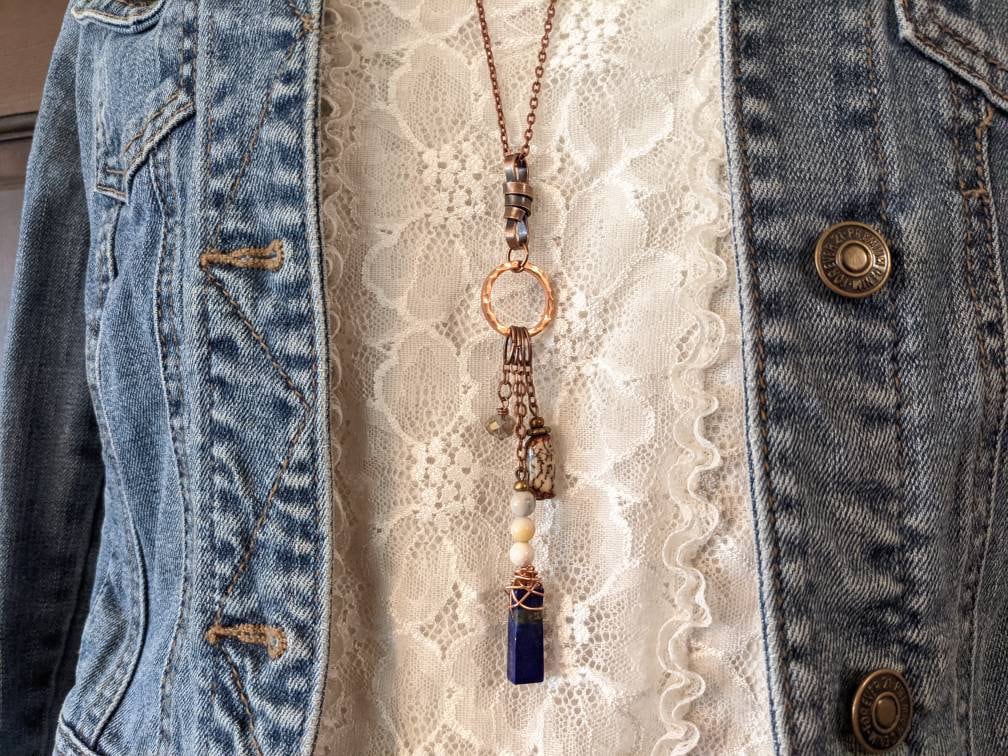 Lange Boho Halskette, Extra Blaue Lapislazuli Und Kupfer, Schmuck Im Boho-Chic-stil Mit Gehämmertem Kupfer Von Jt Maui, Tolles Geschenk Für Die von JTMauiDesigns