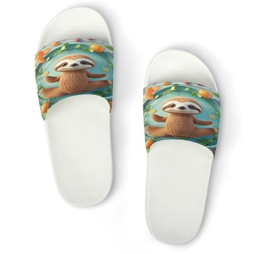 JTREWBV Sommerhausschuhe für Damen und Herren, niedlicher Cartoon-Faultier-Druck, PVC, Hausschuhe, Duschschuhe, Bad-Sandalen, rutschfest, leicht zu reinigen, Weißer Stil, 11.5 UK Men/ 9 UK Women Wide von JTREWBV