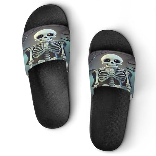 JTREWBV Sommerhausschuhe für Damen und Herren, niedlicher Halloween-Skelett-Druck, PVC, Hausschuhe, Duschschuhe, Badezimmer-Sandalen, rutschfest, leicht zu reinigen, Schwarzer Stil, 44 EU JTREWBV Sommerhausschuhe für Damen und Herren, niedlicher Halloween-Skelett-Druck, PVC, Hausschuhe, Duschschuhe, Badezimmer-Sandalen, rutschfest, leicht zu reinigen, Schwarzer Stil, 44 EU von JTREWBV