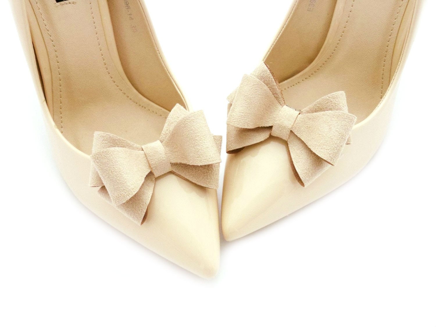 Beige Wildlederschleifen 3D Judaeve Schuhclips Beige Wildlederschleifen 3D Judaeve Schuhclips von JUDAEVE