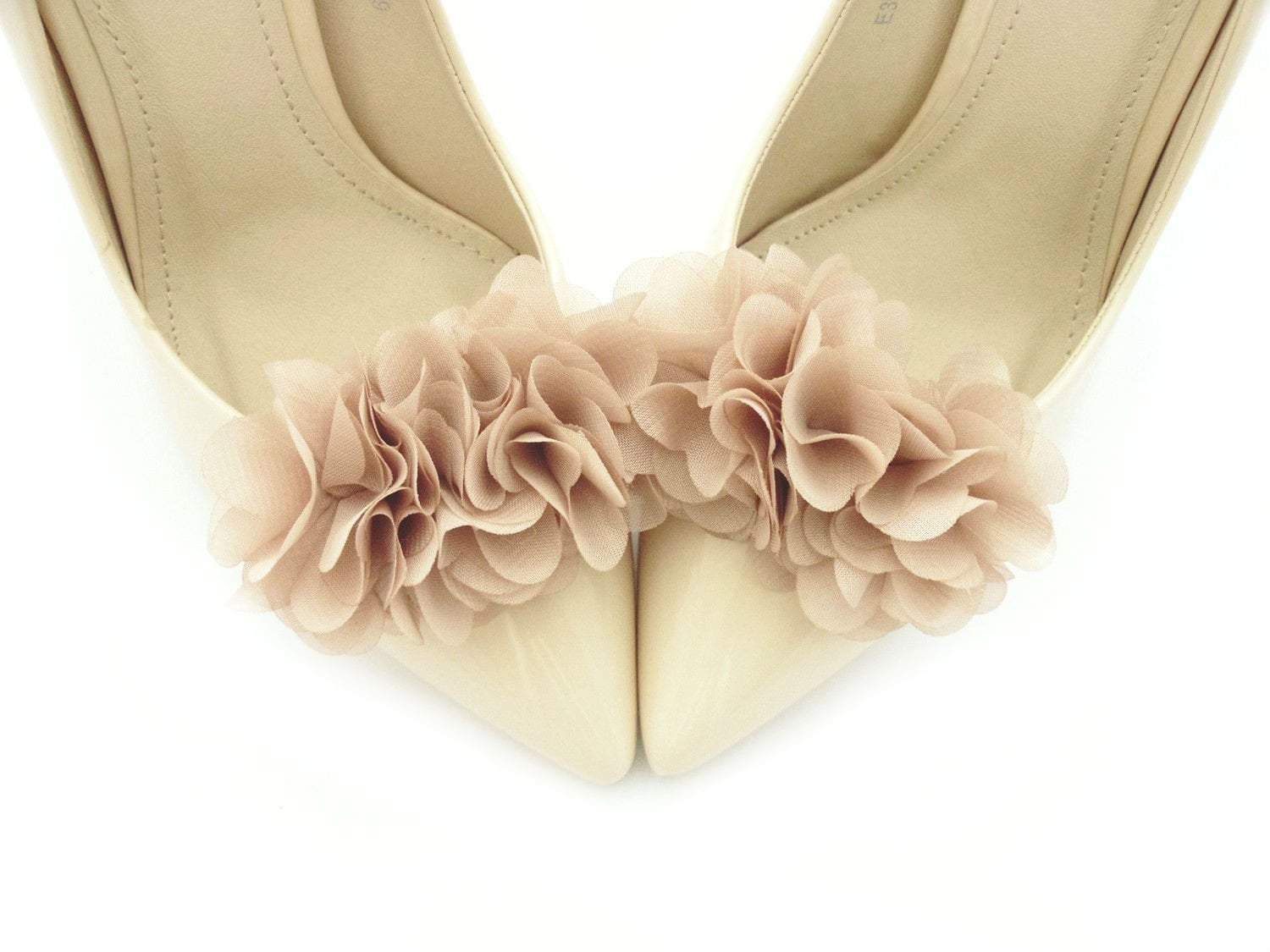 Beigefarbene Schuhclips Mit Blumenmuster, Pompons Und Blumen Von Judaeve Beigefarbene Schuhclips Mit Blumenmuster, Pompons Und Blumen Von Judaeve von JUDAEVE