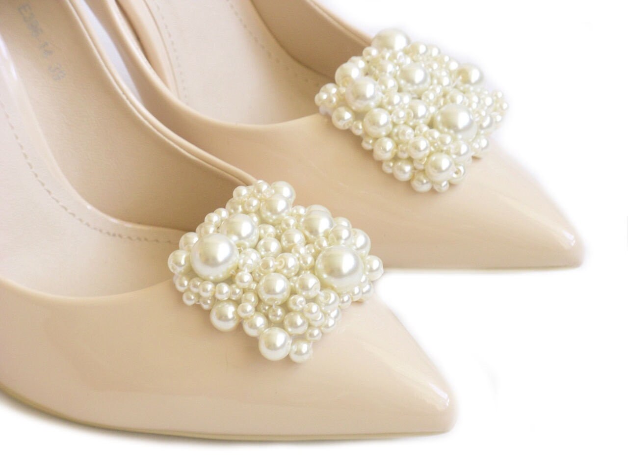 Cremefarbene Oder Weiße Perlen-Schuhclips Von Judaeve Cremefarbene Oder Weiße Perlen-Schuhclips Von Judaeve von JUDAEVE