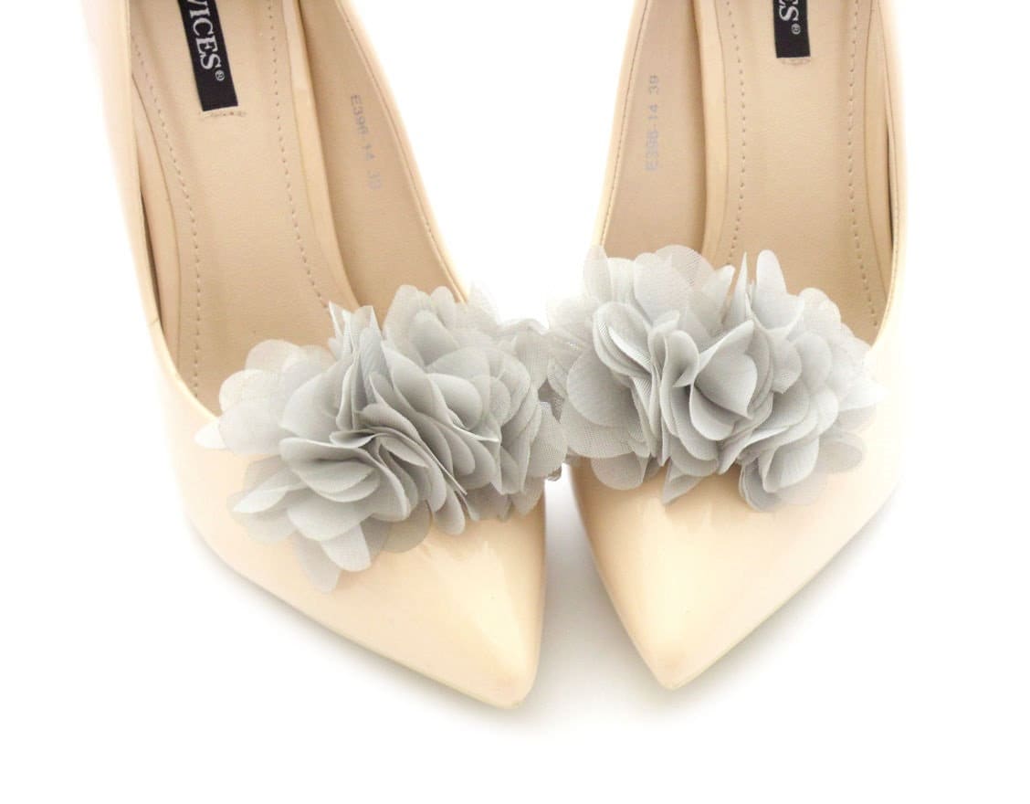 Graue Schuhclips Mit Blumen-Pompom Von Judaeve Graue Schuhclips Mit Blumen-Pompom Von Judaeve von JUDAEVE