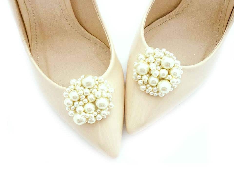 Judaeve - Cremefarbene Schuhclips Mit Perlen Judaeve - Cremefarbene Schuhclips Mit Perlen von JUDAEVE