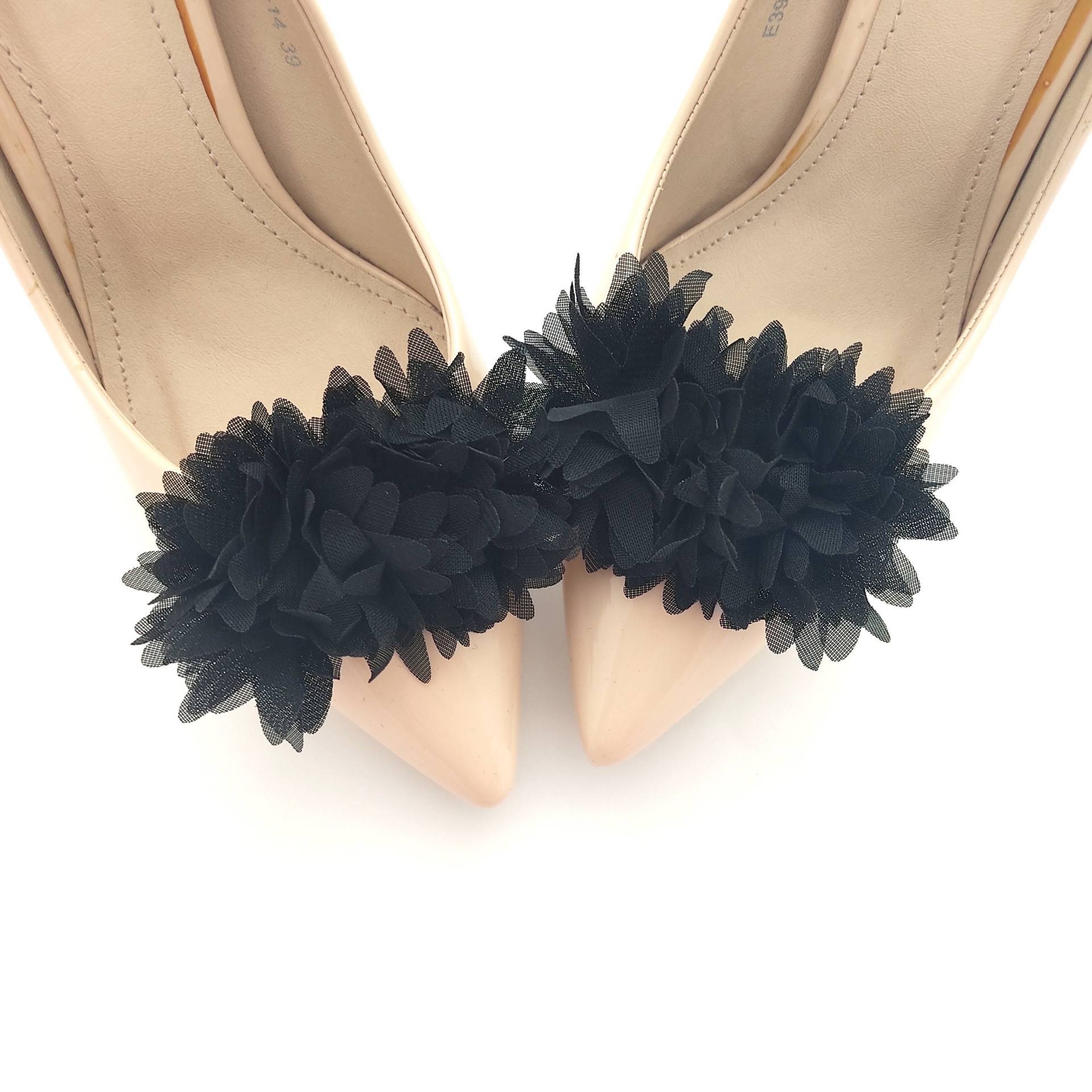Judaeve - Schwarze Schuhclips Mit Blumen-Pompons Judaeve - Schwarze Schuhclips Mit Blumen-Pompons von JUDAEVE