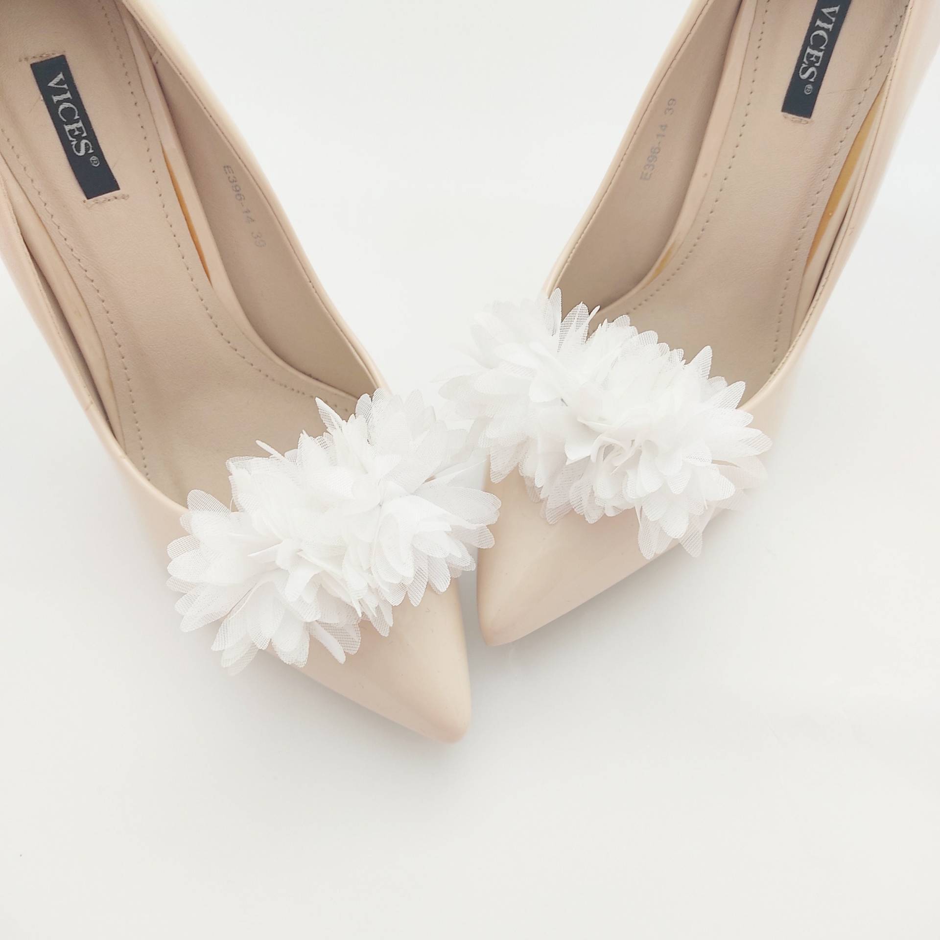 Judaeve - Weiße Schuhclips Mit Blumen-Pompons Judaeve - Weiße Schuhclips Mit Blumen-Pompons von JUDAEVE