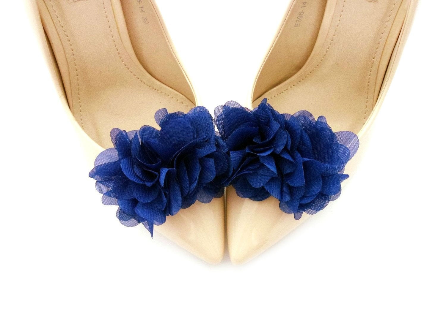 Kornblumenblaue Schuhclips Mit Blumen-Pompons Von Judaeve Kornblumenblaue Schuhclips Mit Blumen-Pompons Von Judaeve von JUDAEVE
