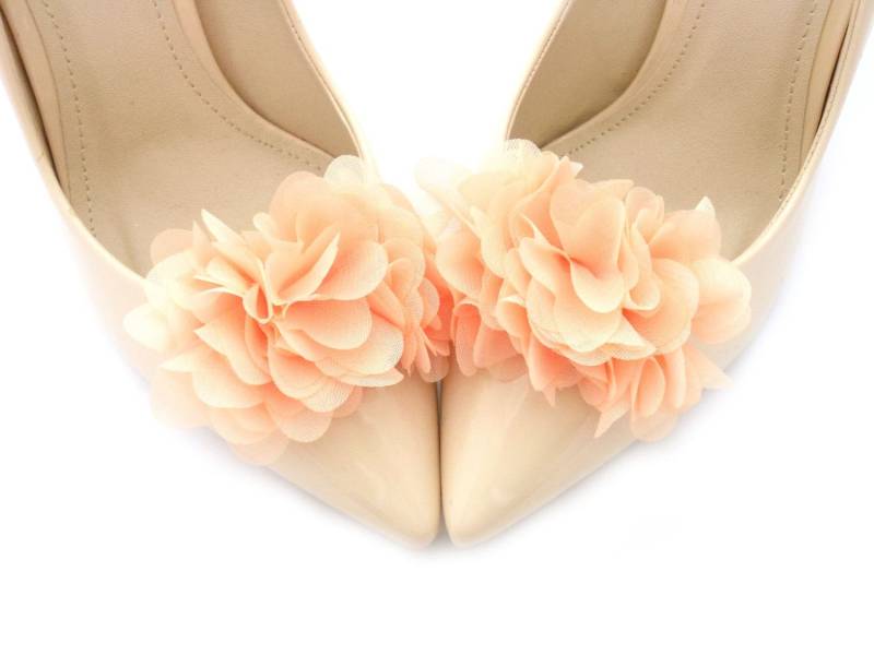 Schuhclips Mit Blumen-Pompons in Lachsfarben Von Judaeve von JUDAEVE