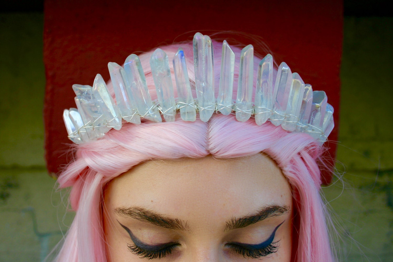 Die Nomi Meerjungfrau Krone - [Polierte Engel Aura Hohe Klare Kristall Quarz/Tiara] Braut Kopfschmuck, Meditation Krone, Irisierende von JUDYandMADELEINE