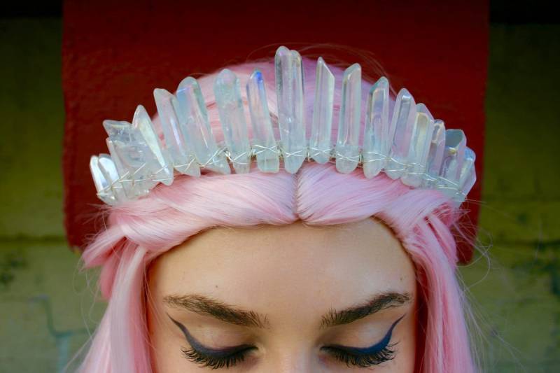 Die Nomi Meerjungfrau Krone - [Polierte Engel Aura Hohe Klare Kristall Quarz/Tiara] Braut Kopfschmuck, Meditation Krone, Irisierende von JUDYandMADELEINE