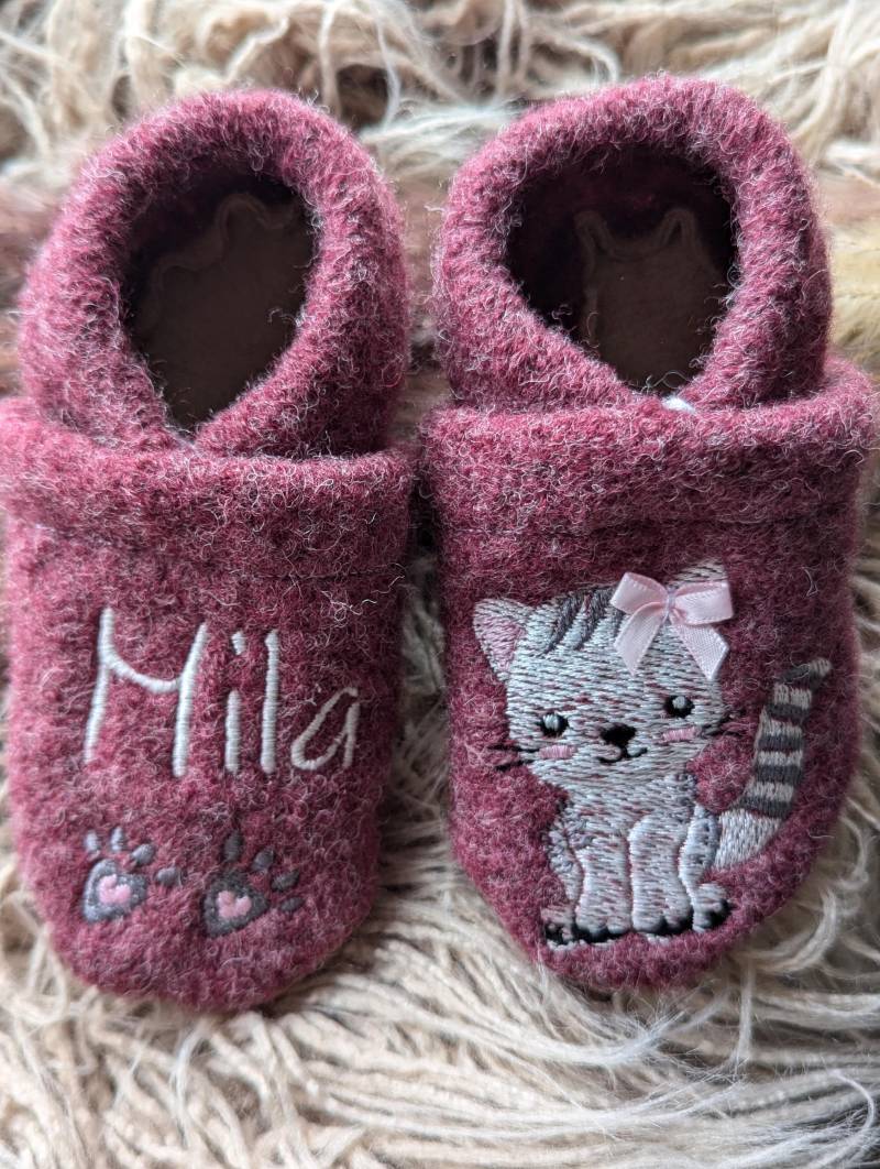 Handgemachte Walkpuschen/Hausschuhe Mit Namen Handgemachte Walkpuschen/Hausschuhe Mit Namen von JUFILOUHandmade