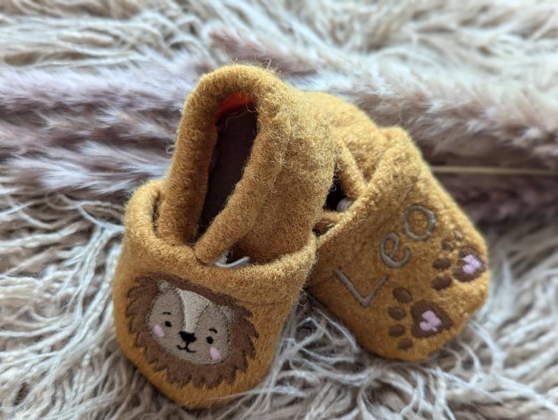 Handgemachte Walkschuhe/Hausschuhe Mit Namen Handgemachte Walkschuhe/Hausschuhe Mit Namen von JUFILOUHandmade