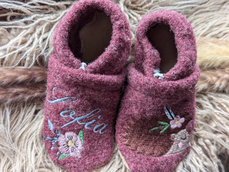 Handgemachte Walkschuhe/Hausschuhe Mit Namen Handgemachte Walkschuhe/Hausschuhe Mit Namen von JUFILOUHandmade