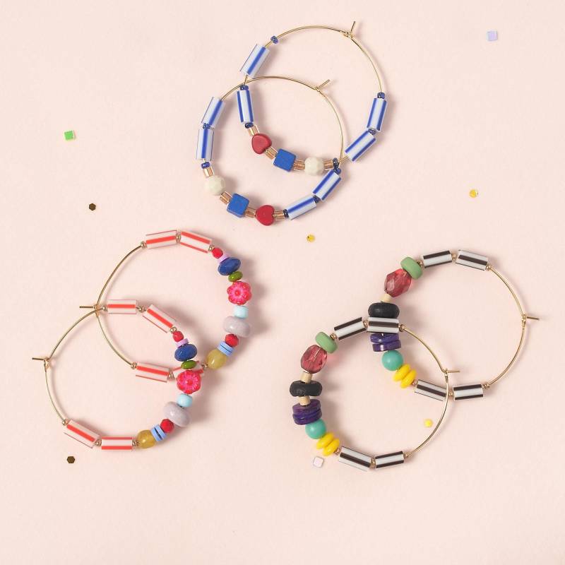 Bunte Perlen Huggie Creolen - Vergoldete Statement Ohrringe Ear019 von JUNEJewelsStudio