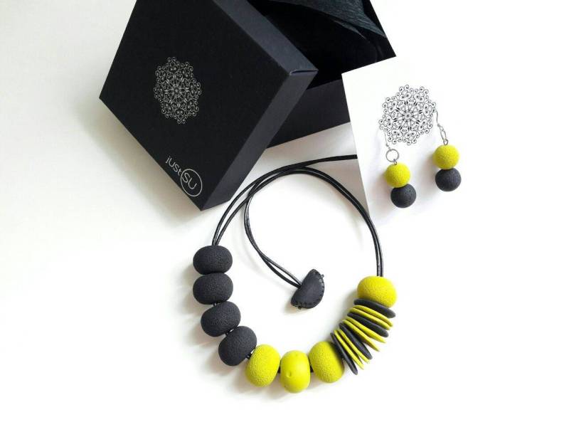 Polymer Clay Set - Bunte Halskette - Chunky Anhänger-Fimo Perlen Gelb Grün Schwarz Halskette-Frauen Schmuck-Schmuckset von JUSTSUbySC