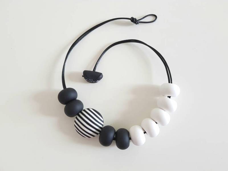 Schwarz Und Weiß Polymer Clay Perlen Halskette, Moderner Gestreifter Schmuck von JUSTSUbySC