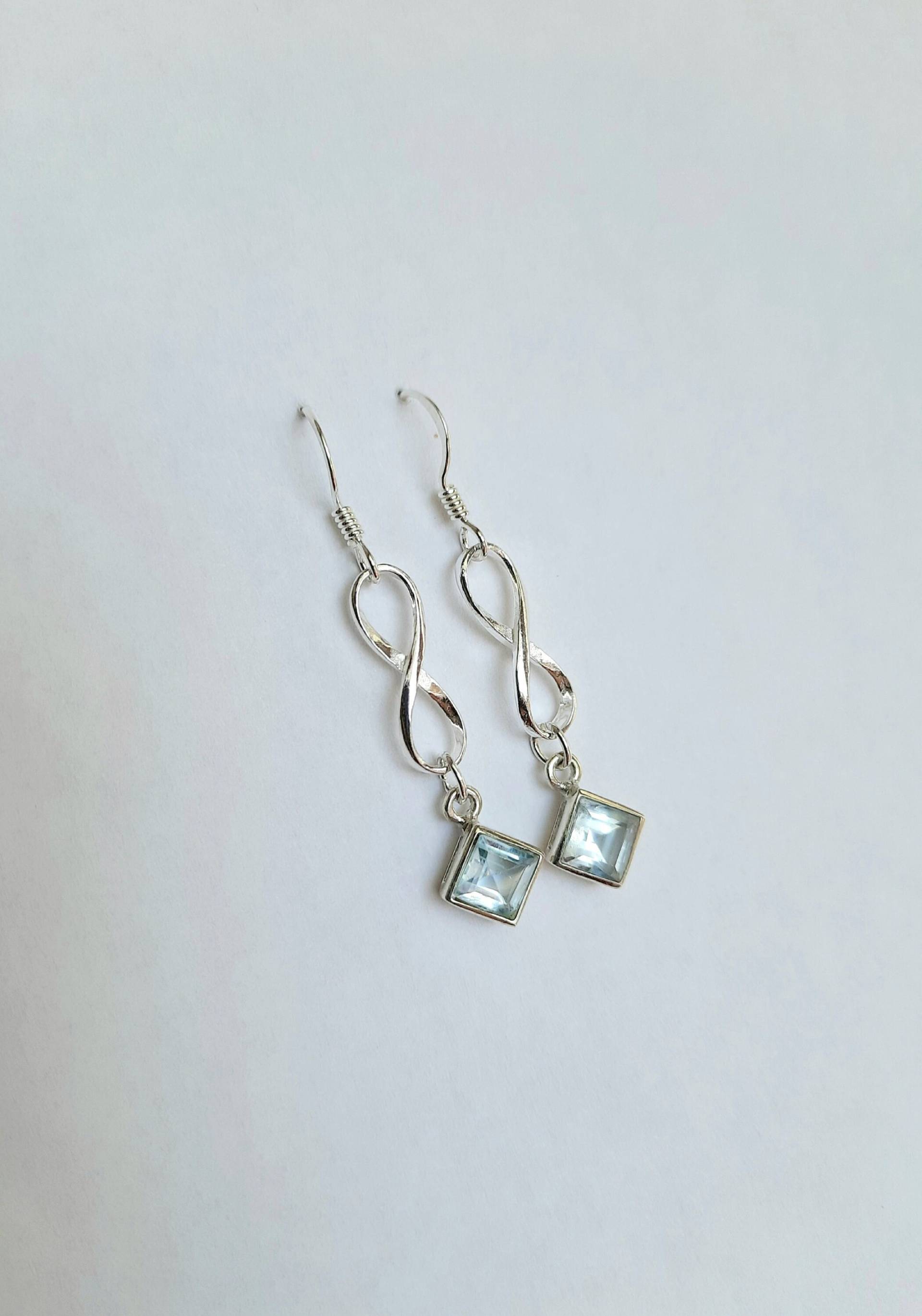 Blautopas-Ohrringe Aus 925Er Silber, Geometrisch. Infinity-Ohrringe von JUWELUNDCHARME