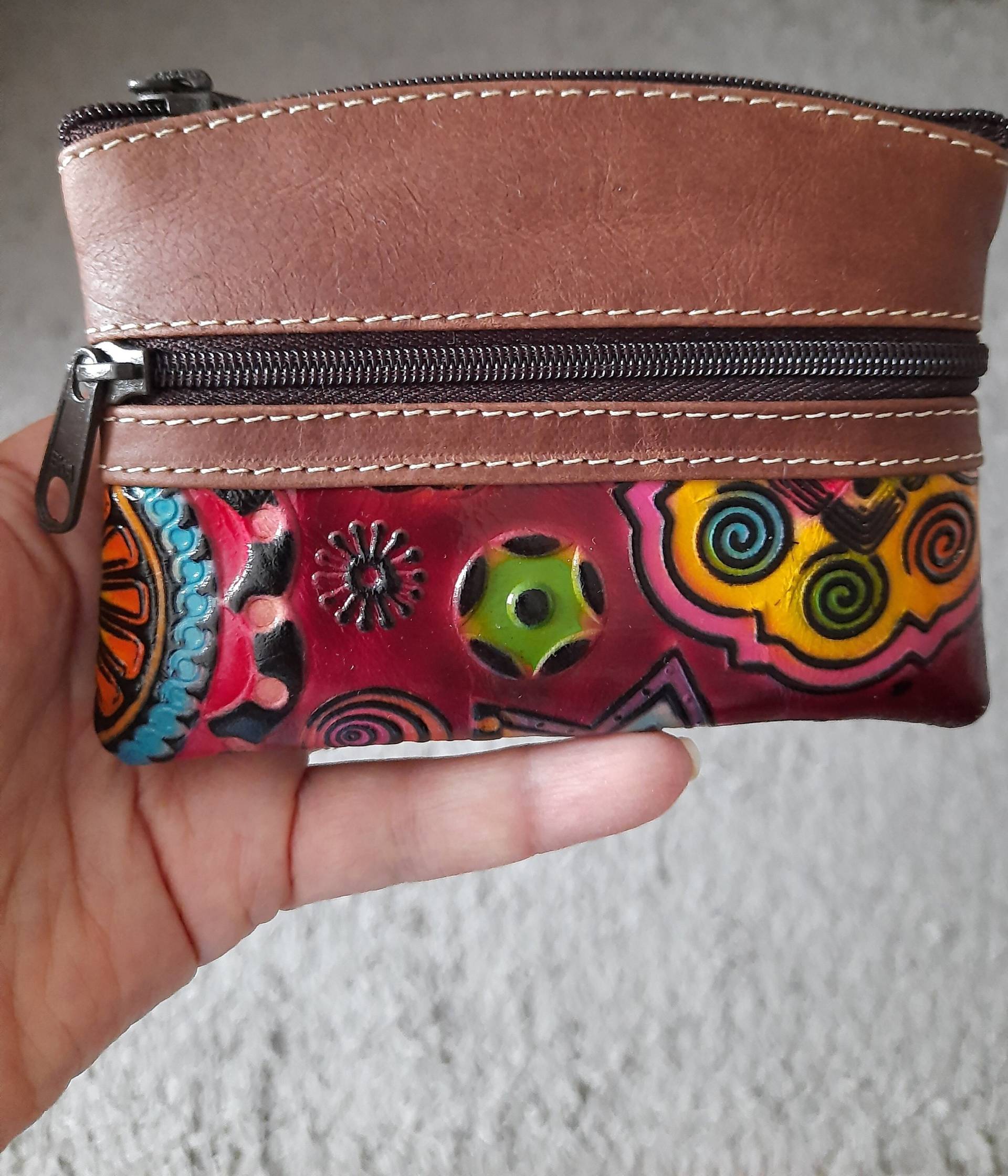 Boho-Geldbörse, Handgefertigte Geldtasche Aus Leder Mit Abstraktem Motiv von JUWELUNDCHARME