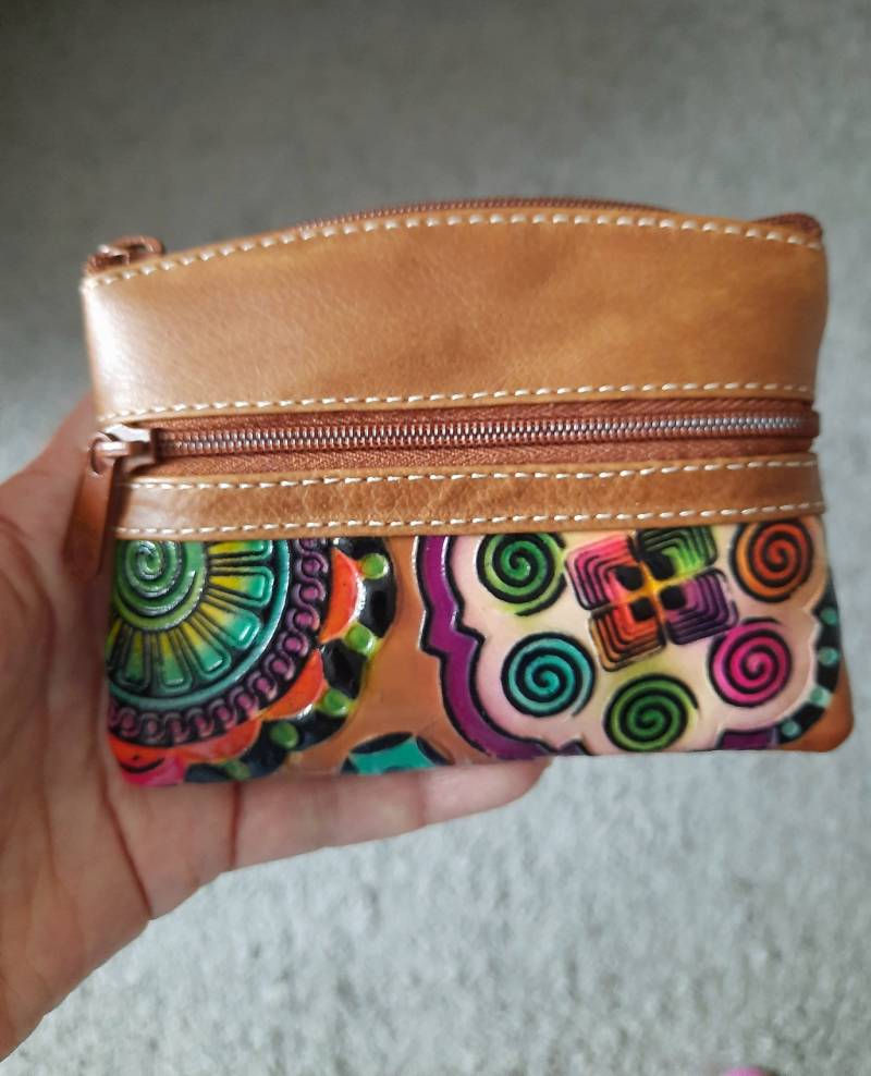 Boho-Geldbörse, Handgefertigte Geldtasche Aus Leder Mit Abstraktem Motiv von JUWELUNDCHARME