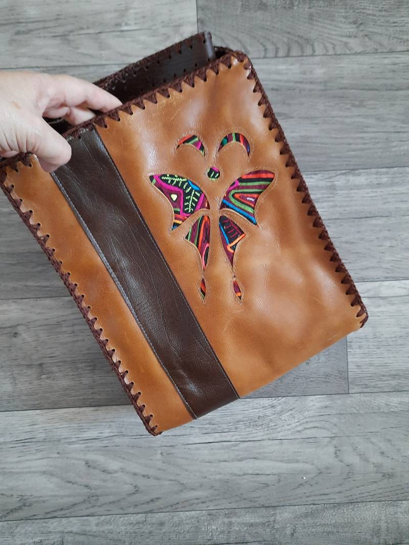 Boho-Ledertasche Mit Abstrakter Mola-Art-Applikation. Schmetterlingstasche in Naturfarbe von JuwelSanti