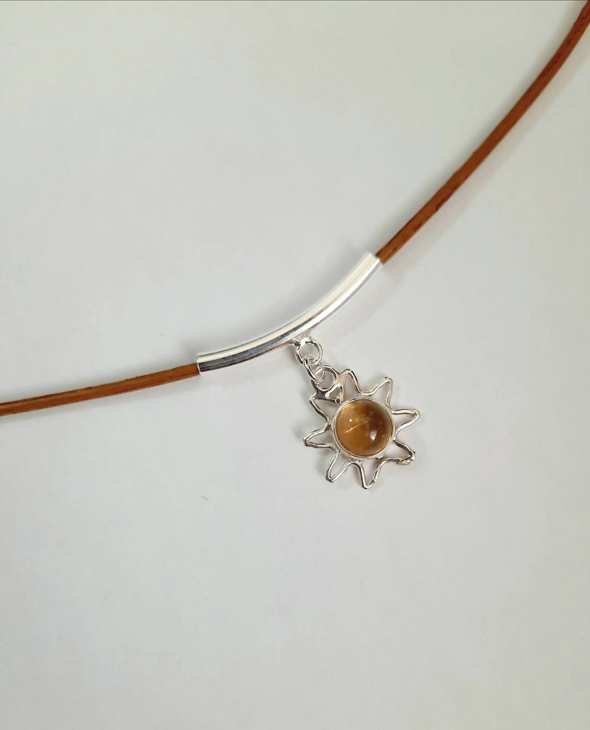 Citrin-Halskette Mit Edelweißblüte Aus Silber, Citrin Und Leder. Schmuck Für Teenager von JUWELUNDCHARME