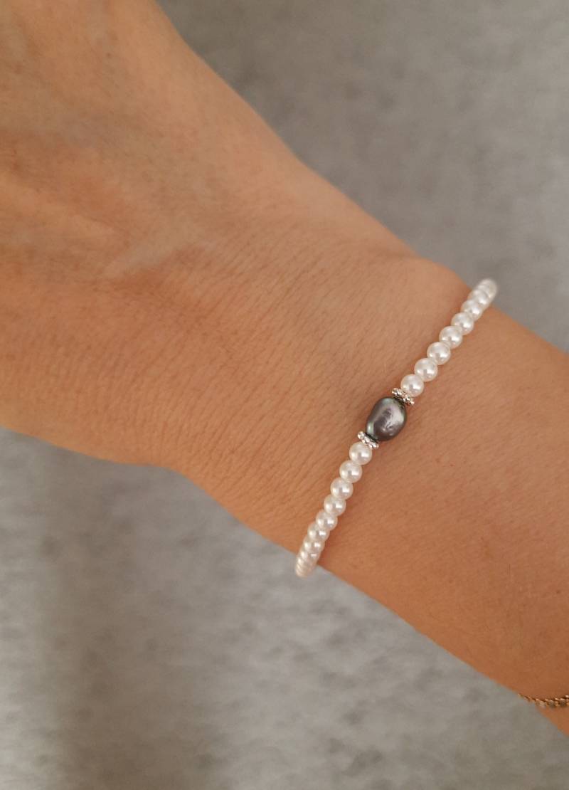 Elegantes Damen Armband Mit Kleinen Naturperlen in Weiß Und Graphit, Verschluss Aus 925Er Silber von JUWELUNDCHARME