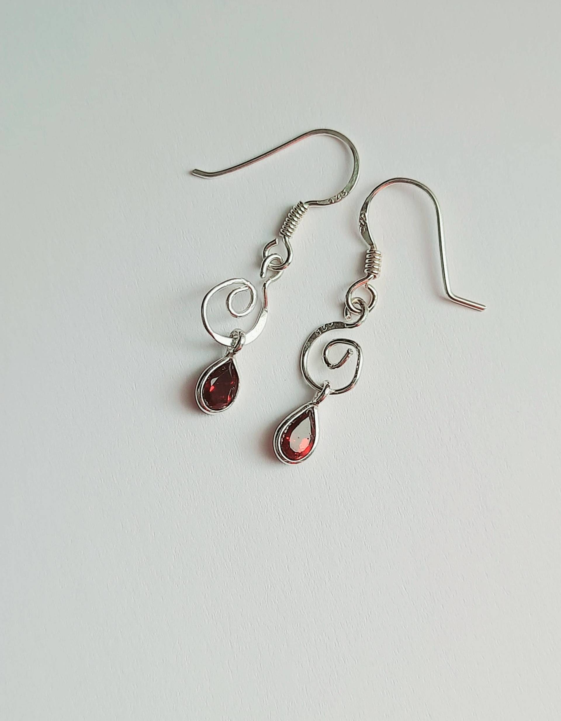 Granat-Ohrringe Aus 925Er Silber, Tropfenförmig Und Mit Rotem Edelstein von JUWELUNDCHARME