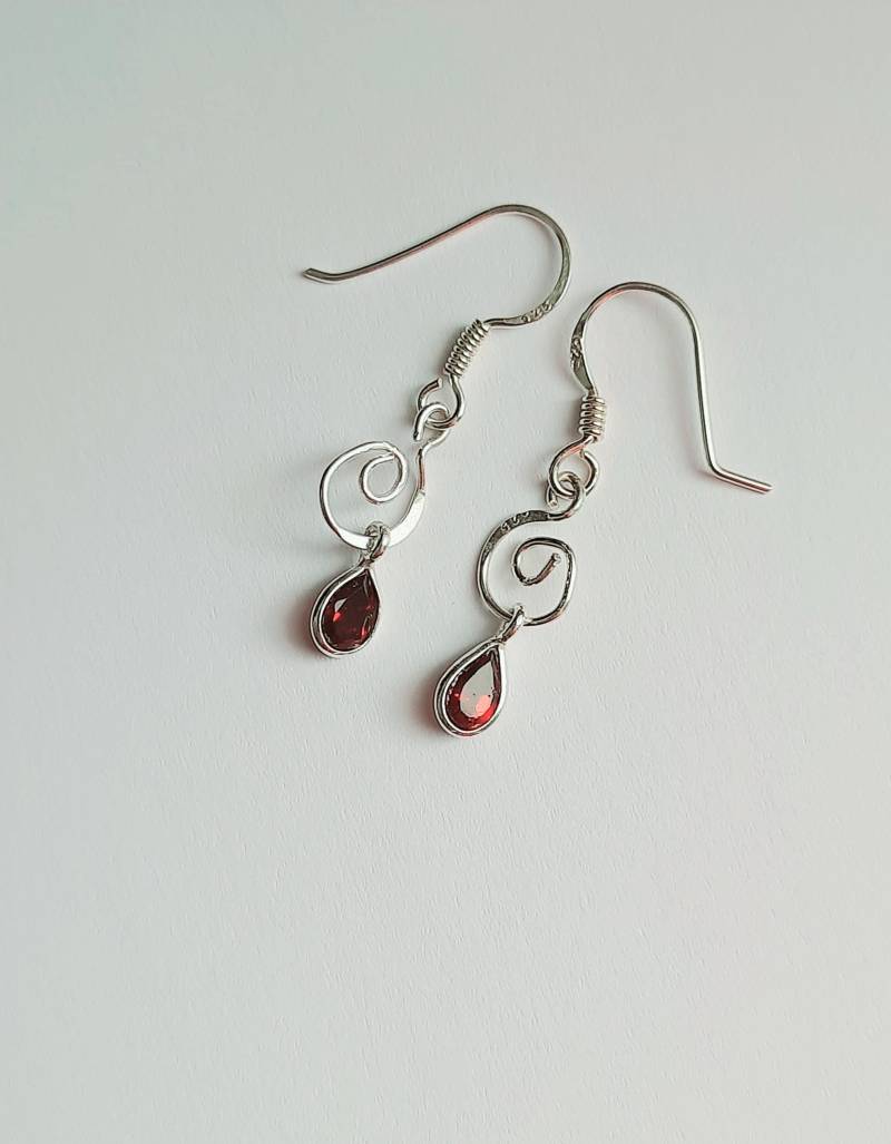 Granat-Ohrringe Aus 925Er Silber, Tropfenförmig Und Mit Rotem Edelstein von JUWELUNDCHARME