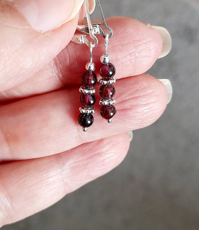 Granat Ohrringe in 925 Silber Mit Rotem Edelstein. Kleine Klappverschluss von JUWELUNDCHARME