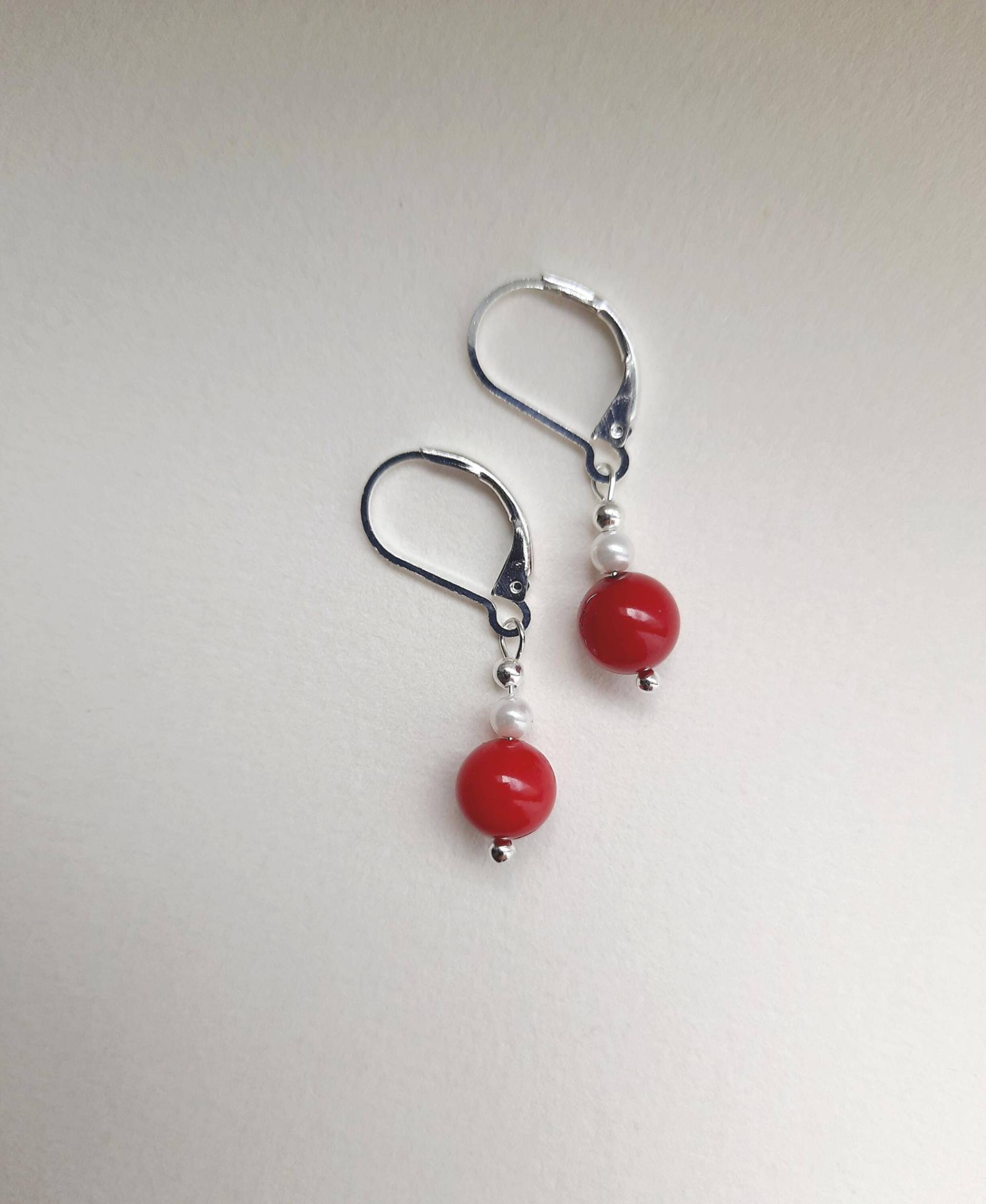Koralle Ohrringe Versilbert Mit Kleinen Perlen. Rotem Edelstein von JUWELUNDCHARME