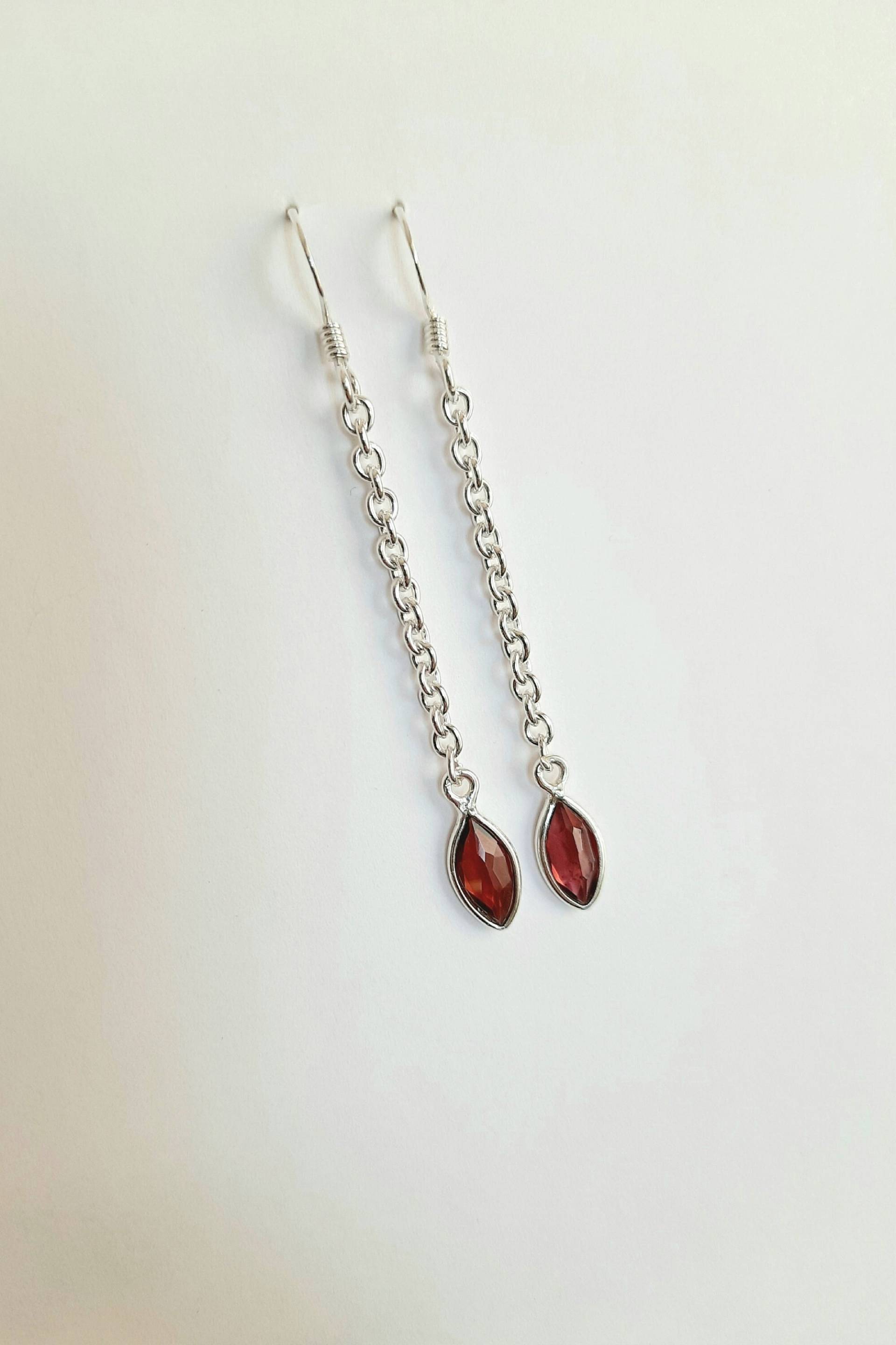Lange Granat Ohrringe Aus 925Er Silber. Moderne Kettenohrringe Mit Rotem Stein von JUWELUNDCHARME