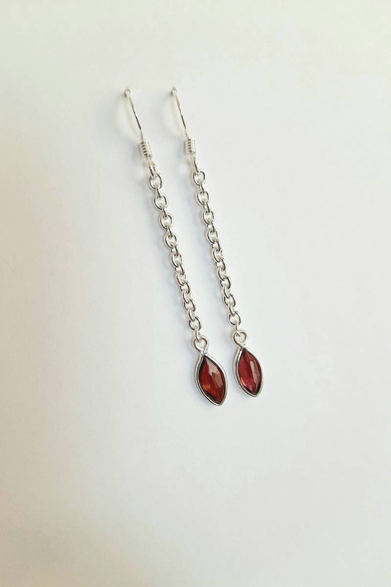 Lange Granat Ohrringe Aus 925Er Silber. Moderne Kettenohrringe Mit Rotem Stein von JUWELUNDCHARME