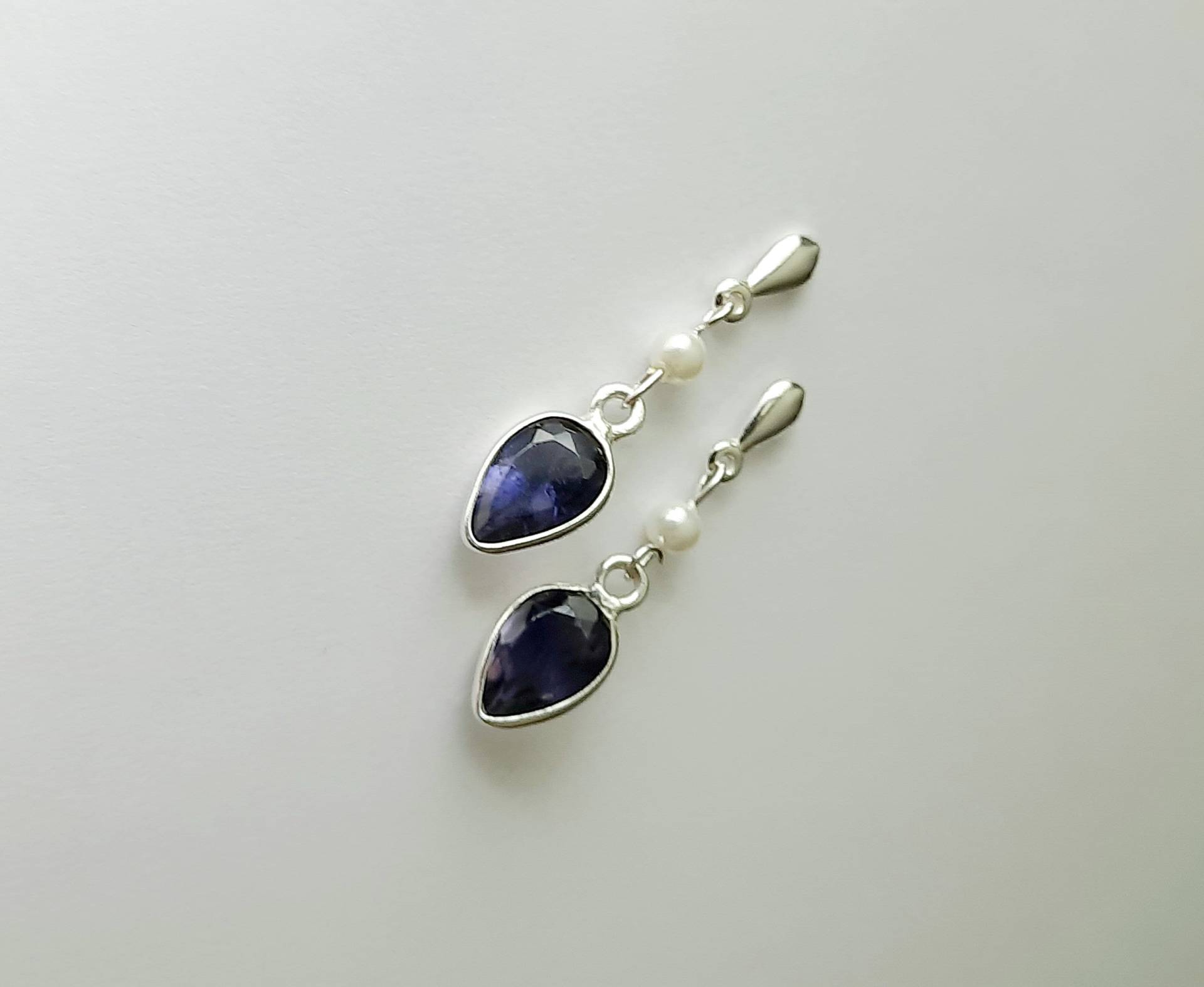 Lolith Ohrringe Silber, Dunkelblau Und Modern, Ohrstecker Mit Perlen von JUWELUNDCHARME